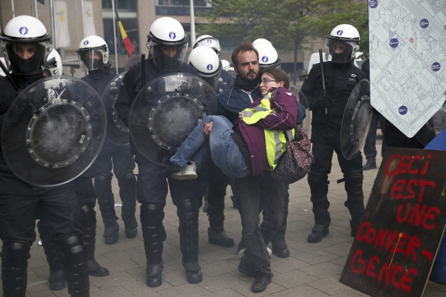 Brüksel'de sarı yeleklilerin protestoları şiddete dönüştü: 350 gözaltı